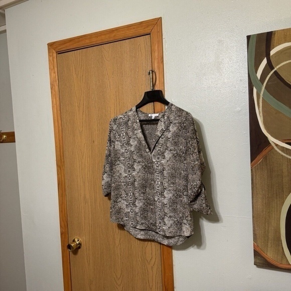 DR2 Medium Multi-Color w/Animal Print & Roll Tab Sleeves V-Neck Blouse - EUC - Picture 1 of 5